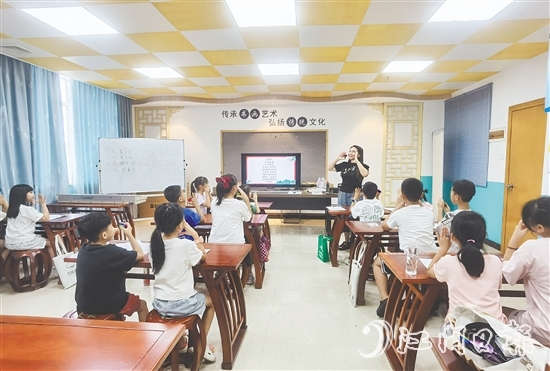 今年暑假公益藝術培訓班開設恩平民歌童謠課程，吸引不少青少年報名學唱。