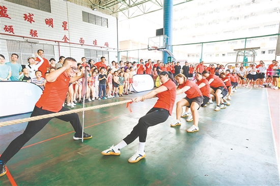 比賽現(xiàn)場競爭激烈，選手們都鉚足了勁。