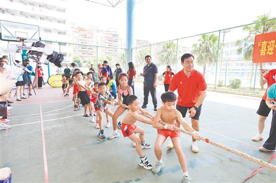 一群“萌娃”為參賽隊伍加油后，還興致勃勃地在現(xiàn)場玩起了拔河比賽。