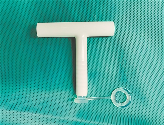 本次手術(shù)用的T形管，材質(zhì)柔軟。