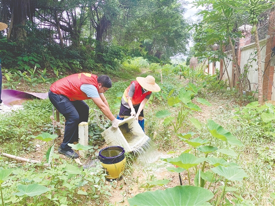 工作人員清空容器中的積水。