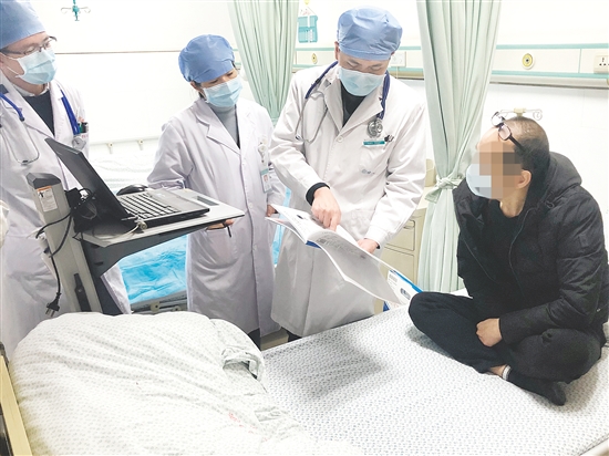 醫(yī)生向患者解釋病情。