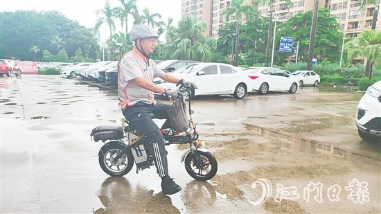 從跑長(zhǎng)途運(yùn)輸?shù)阶龃{司機(jī)，許凱最珍惜的是“能顧家”。
