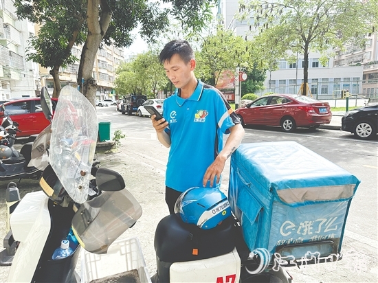 7年的騎手生涯，讓黃錦文成了開平街頭的“活地圖”。