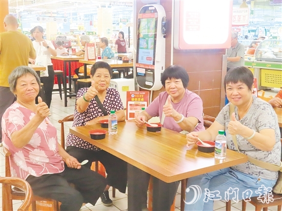 長(zhǎng)者們點(diǎn)贊養(yǎng)生湯。