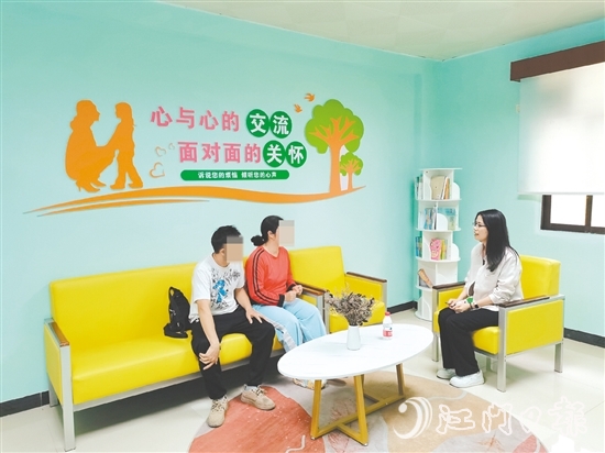 專家正在與親子家庭面對面溝通，了解親子關(guān)系實際情況。
