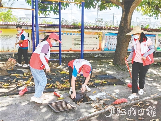 黨員教師們打掃衛(wèi)生死角。