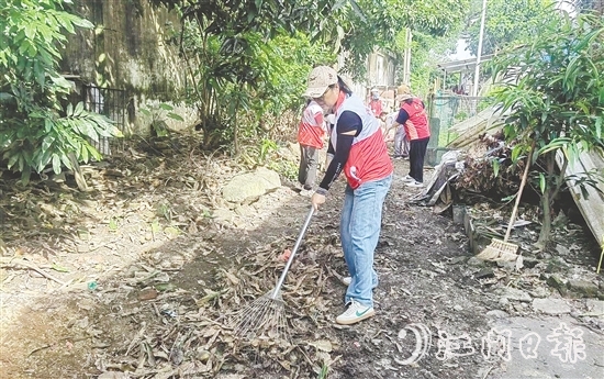 志愿者鏟除蚊蟲(chóng)孳生地。