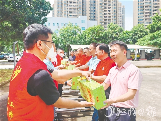 長沙商會為工作人員送上清涼飲料。