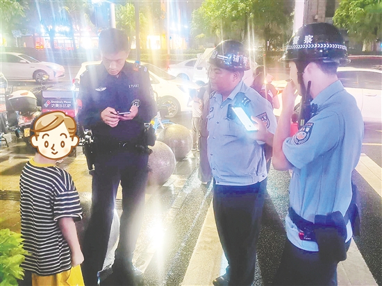 民警幫助走失小孩找尋家人。