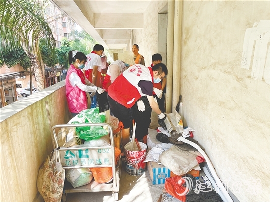 會城街道明興社區(qū)聯合結對單位志愿者，對無主車房內的廢品進行全面清理。