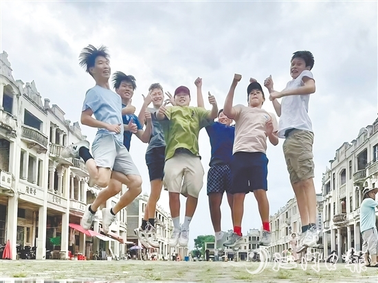 華裔青少年在端芬鎮(zhèn)梅家大院開心地合影留念。