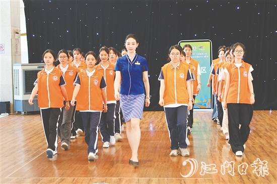 為確保服務(wù)質(zhì)量，全體志愿者參與崗前培訓，涵蓋排球賽事通識、基本禮儀、崗位操作規(guī)范及場地動線熟悉。