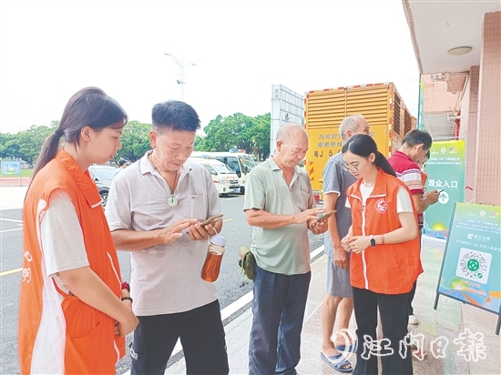 志愿者在賽場入口引導觀眾入場，耐心解答疑問。