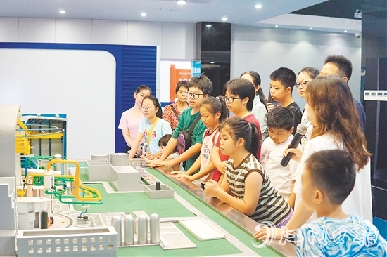 在核電科普展廳，核電站模型、互動裝置和圖文展板吸引了大家的目光。