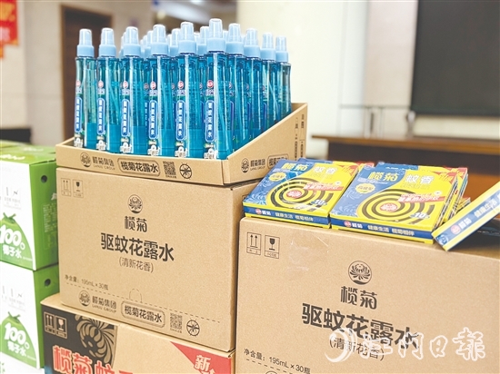 臺(tái)山市總工會(huì)為堅(jiān)守崗位的職工送去防蚊防暑物資。
