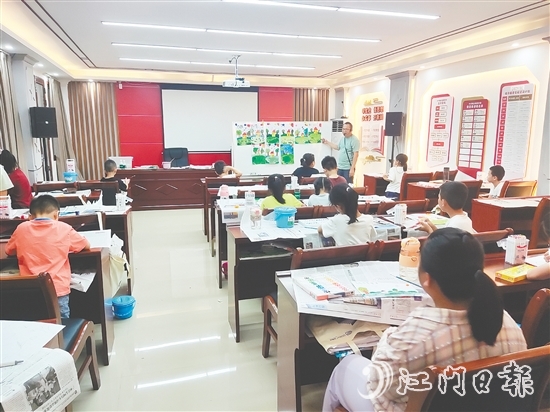 公益學堂為孩子們開設繪畫課程。