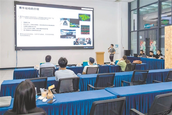 參賽企業(yè)項(xiàng)目在進(jìn)行7分鐘路演展示。