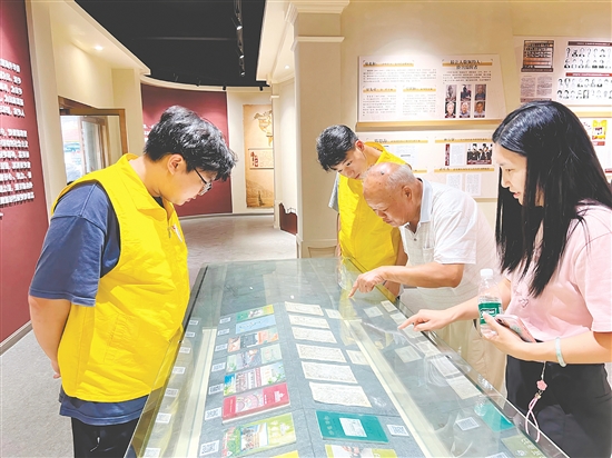 實(shí)踐隊(duì)隊(duì)員參觀沙堆鎮(zhèn)華僑文化展覽館。