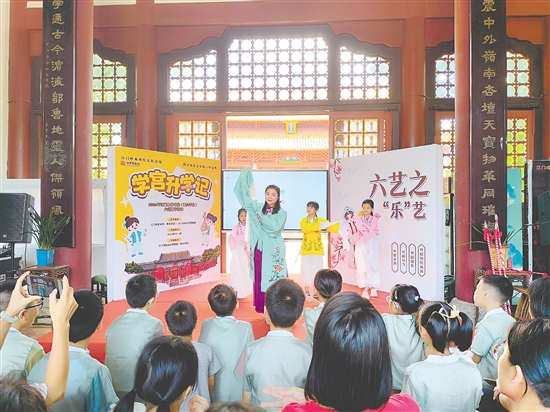 專業(yè)老師現(xiàn)場演示粵劇的水袖輕揚(yáng)、花槍翻飛。