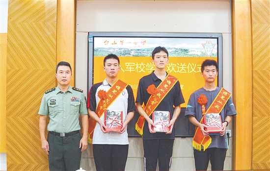 軍校新學(xué)員們獲贈(zèng)書(shū)籍和學(xué)習(xí)筆記本。