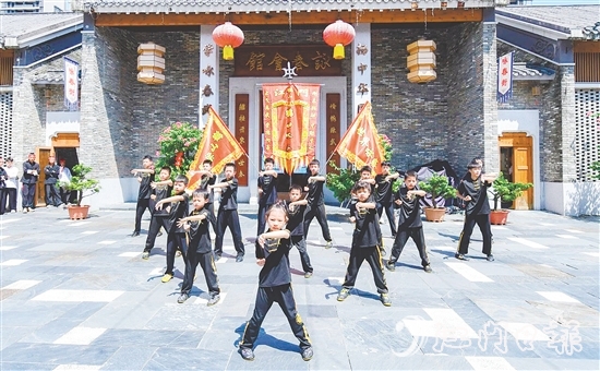 參演者一招一式如行云流水，生動(dòng)展現(xiàn)詠春拳的剛?cè)岵?jì)與靈活多變。