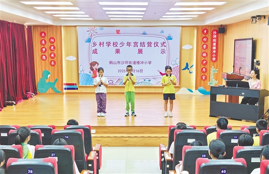 沙坪街道樓沖小學在“鄉(xiāng)村學校少年宮”活動中開設(shè)傳統(tǒng)文化類課程，悠揚笛聲浸潤學生心靈。