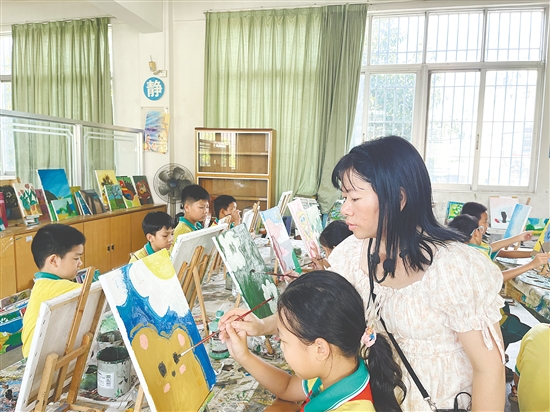 雅瑤鎮(zhèn)寶瑤小學結(jié)合本地“鐵夫文化”開設(shè)的油畫課程備受學生喜愛。