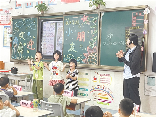 課堂上，教師通過簡單易懂的講解和互動環(huán)節(jié)，幫助小朋友們快速融入小學(xué)校園生活。