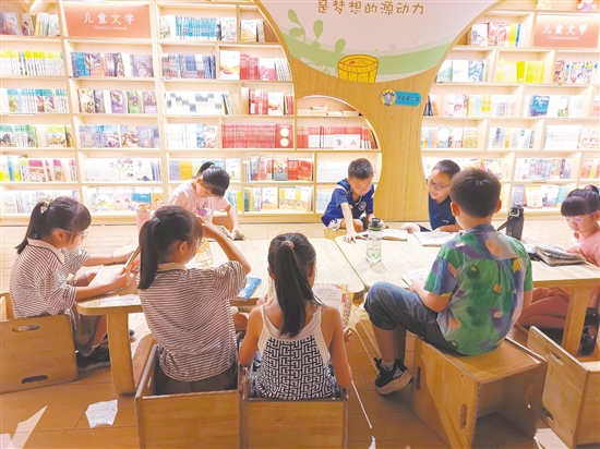 在渡·書店（奧園廣場店），孩子們暢游書海，共同奔赴南國書香節(jié)的“盛夏書約”。