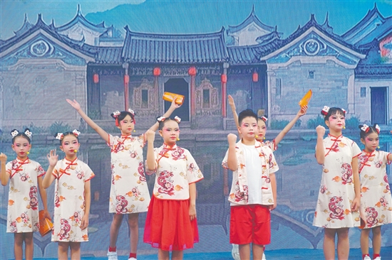 在開幕式上，原創(chuàng)粵曲小調《筆筒裝米》悠揚開場。