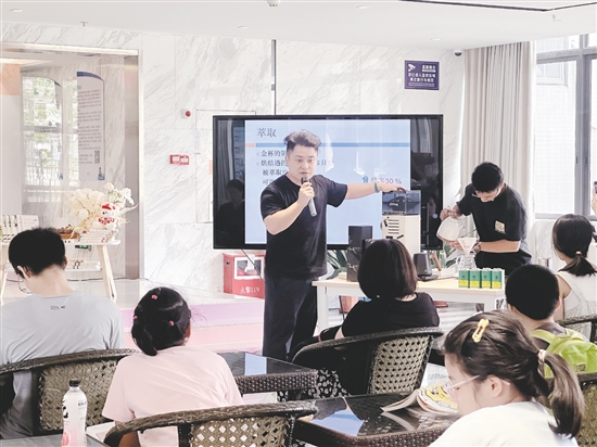 分享會以書會友、以咖傳情，為現(xiàn)場親子家庭演繹了一場沉浸式的“書咖”對話。