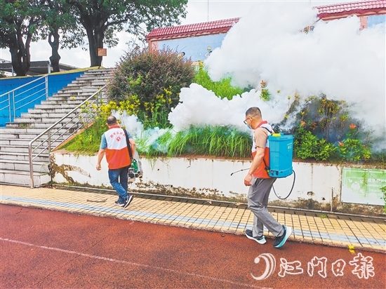 行動(dòng)中，志愿者分工協(xié)作，清理蚊蟲孳生地，開展消殺工作。