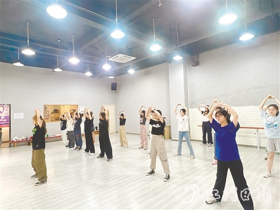 “文明（青年）夜?！弊屇贻p人下班后的時(shí)光變得充實(shí)又有趣。