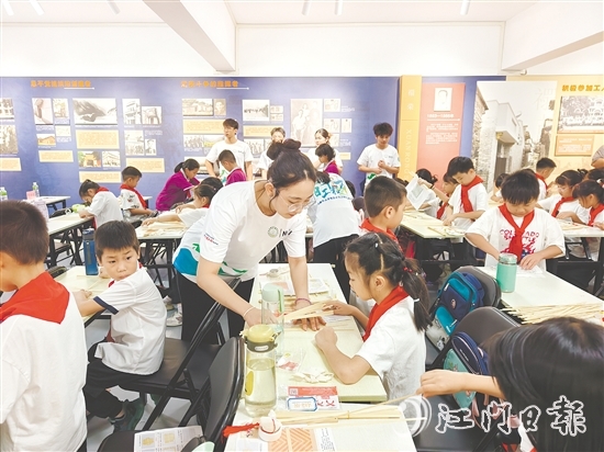 團(tuán)恩平市委攜手“青年大學(xué)生突擊隊(duì)”下鄉(xiāng)服務(wù)，組建充滿活力的“官方帶娃團(tuán)”，把“夏日課堂”開設(shè)到群眾最需要的地方。