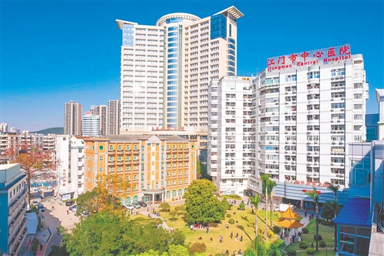 江門市中心醫(yī)院正以“一體兩翼多極”的新格局，書寫新時(shí)代醫(yī)師的榮耀篇章。