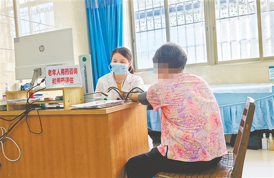 蘇鈺云細(xì)致地為患者調(diào)整用藥，并答疑解惑。