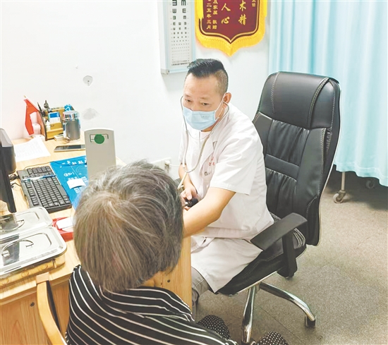 邱超合為患者看診。