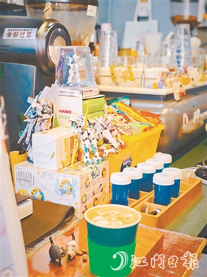 “源石珈啡”店內(nèi)擺放了客人珍藏的手辦，咖啡香里藏著童心與回憶。