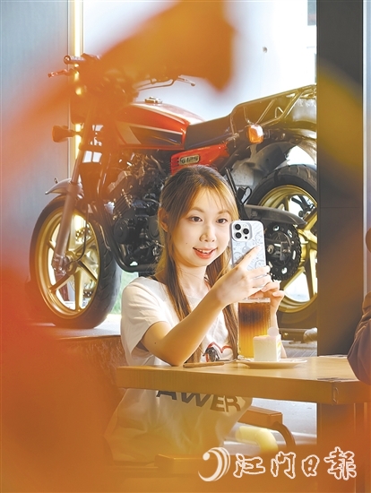 不少機(jī)車愛好者在“MORKE摩可咖啡”與經(jīng)典機(jī)車合影。