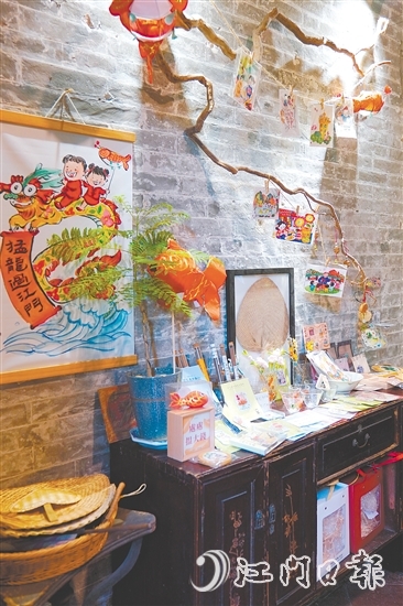 “黃家巷9號咖啡”店內(nèi)展示了各種五邑文創(chuàng)產(chǎn)品。