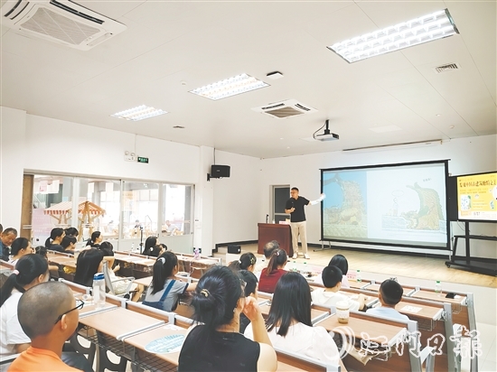 楊大煒借助生動視頻與趣味圖案為大家解析中國古建筑的特點。