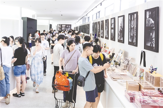 位于開平市塘口鎮(zhèn)的先鋒天下糧倉書店游人如織。