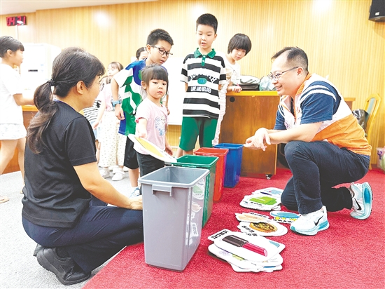 孩子讓電池、果皮等常見垃圾找到正確的“歸宿”。