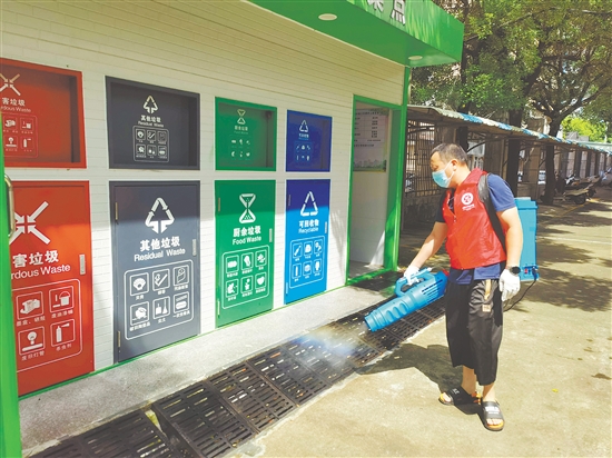 工作人員對校園及周邊蚊蟲易孳生場所進行全面消殺。
