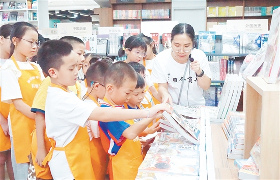 孩子們沉浸式體驗(yàn)圖書(shū)管理員的日常工作。