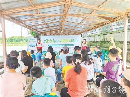 志愿者向親子家庭講解鳥類相關(guān)知識。