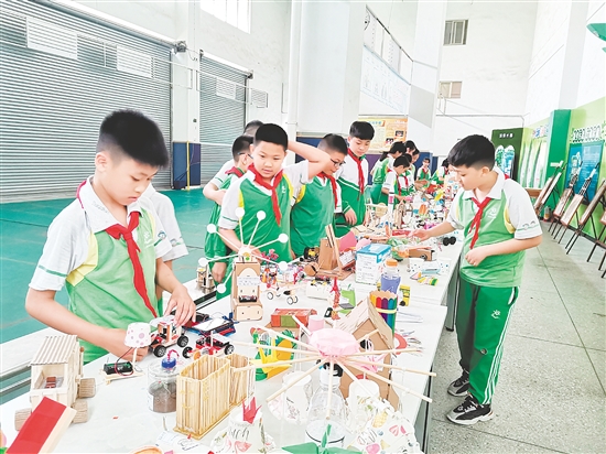 沙坪街道第三小學(xué)打造科創(chuàng)社團(tuán)，開展豐富多彩的科創(chuàng)類活動(dòng)，并在日常課堂中融入科創(chuàng)元素。