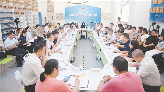 聚焦人工智能賦能教育高質量發(fā)展，出席人員各抒己見。