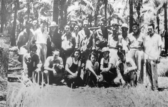 1945年4月30日，菲律賓華僑各界前線慰問團與美軍第十一空運師及“華支”戰(zhàn)士留影。